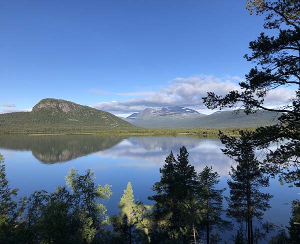 Med båt från Kungsleden med Nammasj och Tarrekaisemassivet i bakgrunden